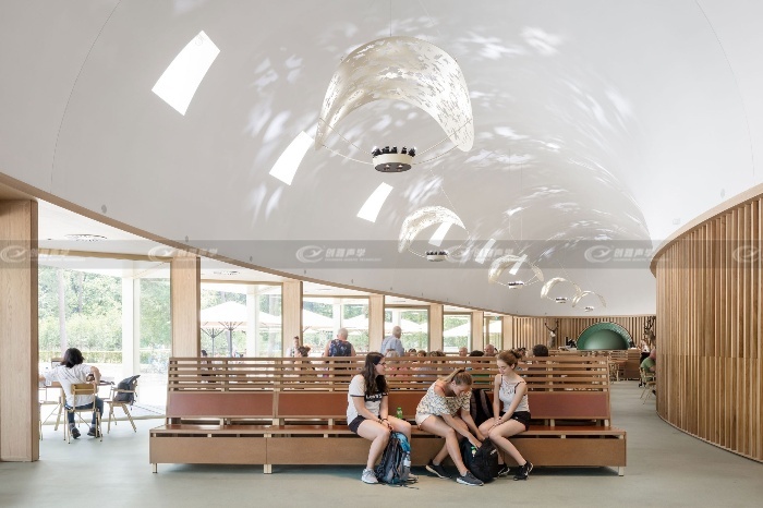 博物館安裝FDA弧形吸音板改善休息區的聲學環境